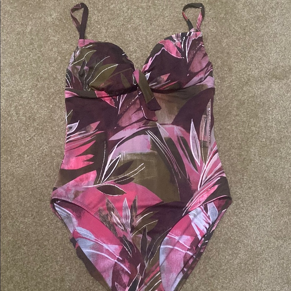 Women’s one piece swimsuit. Multi colors.
Size Large. Like new condition.